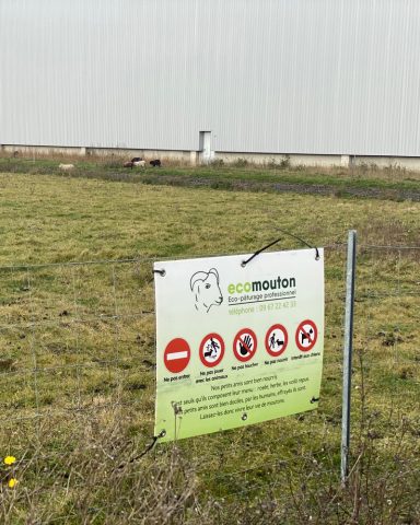 Sign in french warning of sheep on the property